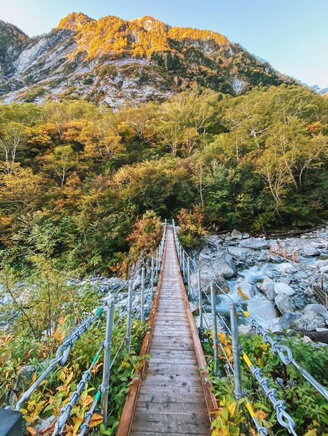 Kamikochi Travel & Planning Guide: Japanese Alps Trekking Route and Day Trips - Girl Eat World Alps Travel, Japanese Alps, Outfit Ideas Work, Travel Outfit Ideas, Kamikochi, Comfy Travel Outfit, Japanese Mountains, Cabin Chic, Comfy Travel