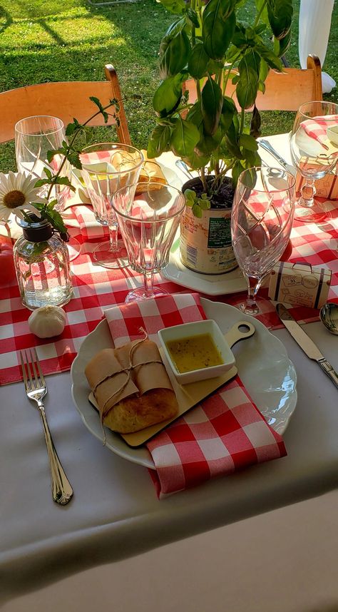 Italian Dinner At Home Aesthetic, Italian Night Table Setting, Italian Villa Dinner Party, Italian Summer Dinner Party Table, Italian Place Settings, Rustic Italian Party, Red And White Dinner Party, Italian Restaurant Table Setting, Italian Theme Table Setting