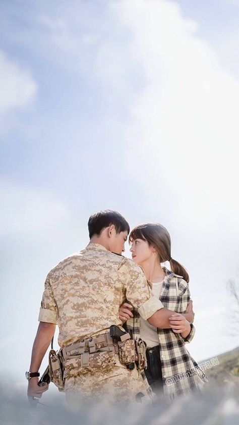 Descendants of the sun  Para tudo e olha essa foto Descendants Of The Sun Wallpaper, Popular Korean Drama, Sun Song, Songsong Couple, Descendants Of The Sun, Couples Songs, Drama Songs, Song Joong, All Korean Drama