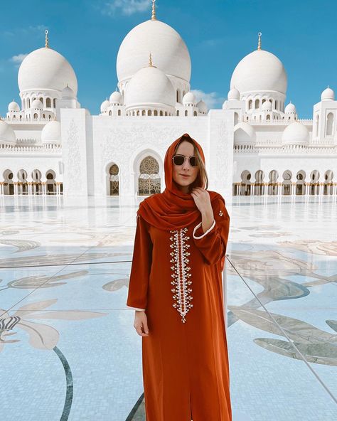 Mosque outfit | Abu Dhabi outfit | Mosque attire | Abu Dhabi Grand Mosque | what to wear to a mosque Sheikh Zayed Grand Mosque Outfit, Grand Mosque Abu Dhabi Outfit, Dubai Mosque Outfit, Abu Dhabi Outfits, Mosque Outfit, Dubai Travel Outfit, Dubai Dress Code, What To Wear In Dubai, Dubai Outfit