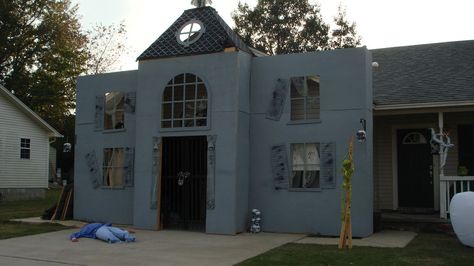 Haunted house facade in front of the garage.Gives me ideas for future home haunt. Halloween Facade, Haunted House Diy, Clever Halloween, Casa Halloween, Halloween Props Diy, Yard Haunt, Haunted House Props, House Facade, Halloween 2016