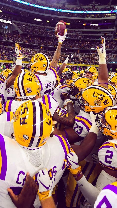 Pregame huddle Football Wallpaper Nfl, Lsu Tigers Football, Football Usa, Lsu Football, Nfl Photos, Lsu Tigers, Football Wallpaper, American Football, Football Team