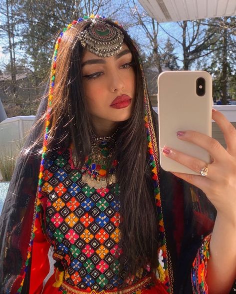 sahara🌙 on Instagram: “pashtun princess 🇦🇫✨ - - - - -clothing and jewelry all from @sarahs_afghan_clothes 😍 - #afghan #afghangirl #pashtun #pashtungirl…” Afghanistan Culture, Pakistani Culture, Coffee Hair, Afghani Clothes, Mehendi Outfits, Afghan Girl, Muslim Style, Bride Photoshoot, Afghan Jewelry