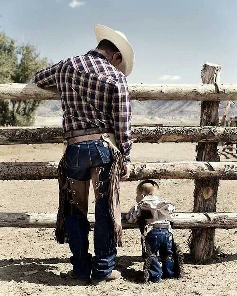 So darn cute..like father, like son...haha Cowboy Baby, Wilde Westen, Western Babies, Cowboy Girl, Chapeau Cowboy, Western Life, Little Cowboy, Cowboy Up, Country Kids