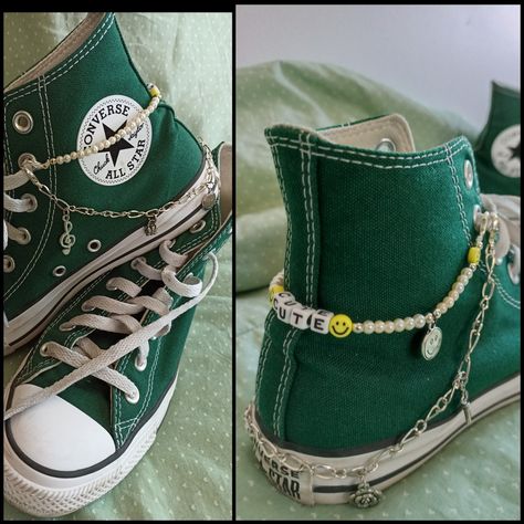 Charms On Converse, Converse Shoe Charms, Converse Charms, Decorated Converse, Converse Ideas, Shoe Accessories Diy, Diy Converse, Sharpie Shoes, Cute Converse Shoes