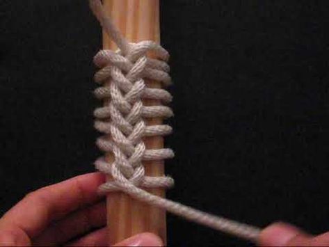 Ringbolt hitching is a beautiful way to decorate a staff or wheel. Also called coxcombing, it was once a common tie used by sailors to dress-up items and parts of a ship. Paracord Knots, Knots Diy, Rope Knots, Paracord Projects, Rope Crafts, Stone Wrapping, Macrame Knots, Paracord Bracelets, Tie Knots