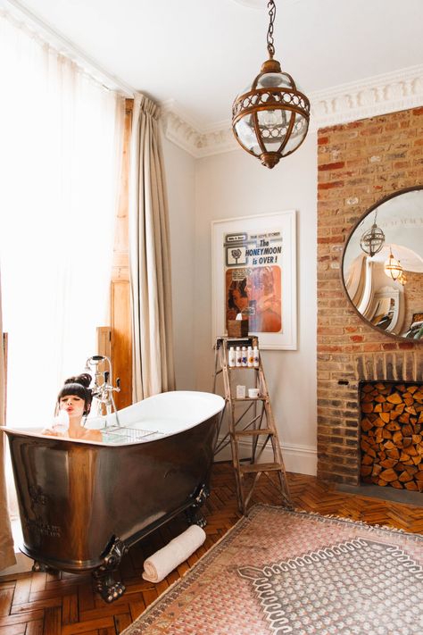 New Darlings - Where to Stay in London: Artist Residence Hotel- #travel #London #interiordesign Artist Residence London, Where To Stay In London, Artist Residence, Bathroom Remodel Cost, New Darlings, New Bathroom Ideas, Victorian Buildings, London Artist, Rustic Bathrooms