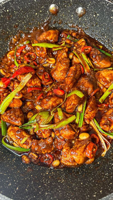 Chilli Chicken Recipe https://fooooods.com/chilli-chicken-reznacooks Chicken Chilli, Chilli Chicken Recipe, Chicken A La King, Chilli Chicken, Chilli Paste, Happy Food, Tasty Foods, Chili Paste, Sweet Chilli