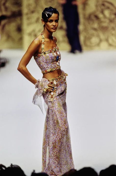 90s Runway Fashion, Runway Fashion Couture, Vintage Runway, Runway Outfits, Chanel Spring, Claudia Schiffer, Christy Turlington, Chanel Fashion, Naomi Campbell