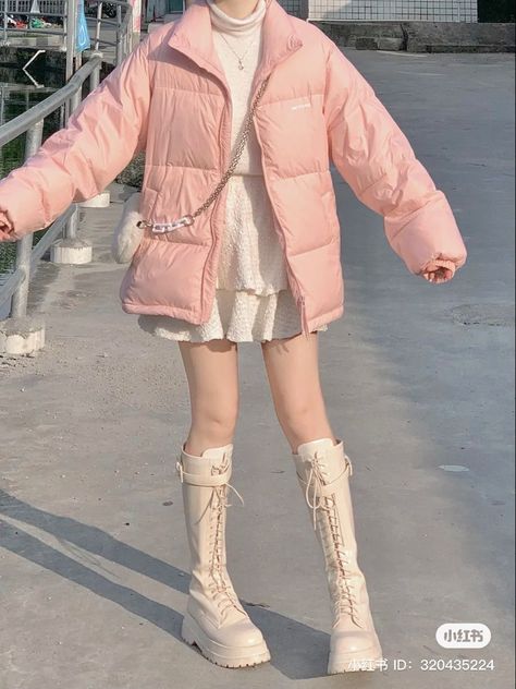 Kpop Idol Winter Outfit, Winter Kawaii Outfits, White Korean Outfit, Pink Puffer Jacket Outfit, Pink Jacket Outfit, White Korean, Girls Spring Outfits, Pink Puffer Jacket, Girls Puffer Jacket