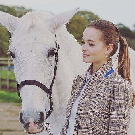 free rein 🐎 (@free_rein_fp_) posted on Instagram • Jun 10, 2020 at 7:40pm UTC Celine Buckens, Free Rein Season 2, Free Rein Tv Show, Free Rain, Horse Movies, Pony Rider, Film Netflix, Cute Horse Pictures, Free Rein