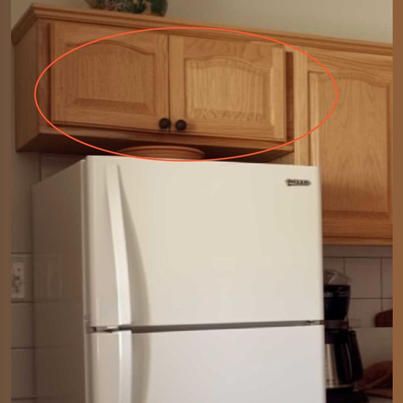 Most people think these cupboards are... - Tips for the Home Open Cupboard Above Fridge, Above Fridge Cabinet Storage Ideas, Cupboard Over Fridge, Over Fridge Cabinet Organization, Above Fridge Cabinet Organization, Cabinets Above Refrigerator Ideas, Top Of Cupboard Storage, What To Store In Cabinet Above Fridge, Beside The Fridge Storage