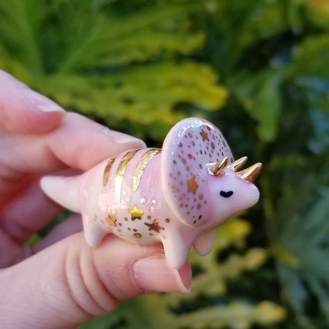 Ceramic Triceratops, Dinosaur Polymer Clay, Pink Triceratops, Clay Dinosaur, Third Eye Art, Desk Pets, Ideas Ceramica, Dads Room, Diy Fimo