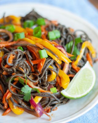 Black Soybean Spaghetti Recipes, Black Bean Pasta Recipes Noodles, Black Bean Noodle Recipe, Black Bean Spaghetti Recipes, Black Bean Pasta Recipes, Black Bean Spaghetti, Bean Pasta Recipes, Black Bean Pasta, Black Bean Noodles