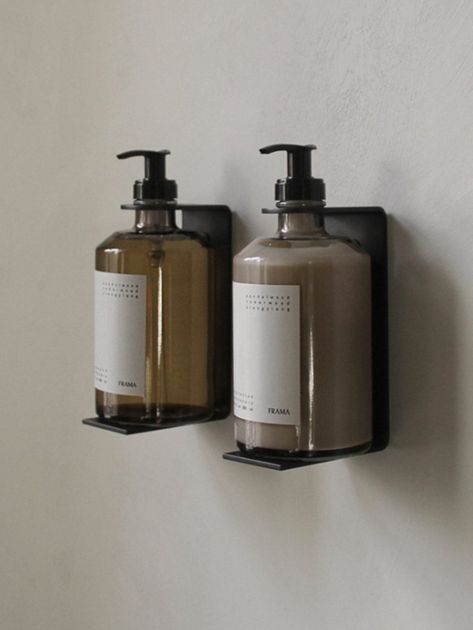 Bathroom Soap Holder Ideas, Kitchen Soap Dispenser Ideas, Apothecary Wall, Clawfoot Tub Bathroom, Brass Bathroom Fixtures, Modern Bathroom Tile, Shampoo Dispenser, Porta Shampoo, Powder Room Design