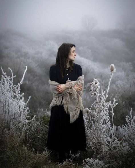 Ethereal Aesthetic Winter, Moody Winter Photoshoot, Winter Fantasy Photoshoot, Outdoor Winter Photoshoot, Winter Witch Aesthetic, Dark Cottagecore Outfits, Yule Witch, Cottagecore Photoshoot, Winter Goth