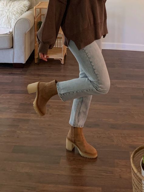 Outfit Idea With Chelsea Boots, Free People James Chelsea Boot, Women’s Boots Outfit, Brown Chelsea Boots Outfit Women Winter, How To Style Taupe Chelsea Boots, Fall Outfits Tan Boots, Styling Tan Chelsea Boots Women, High Heel Chelsea Boots Outfit, Chunk Boot Outfit