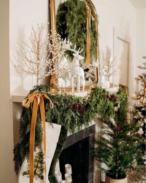 Christmas Aesthetic Vintage, Old Timey Christmas, Christmas Decor Traditional, Vintage Christmas Theme, Diy Vintage Christmas, Christmas Decorations Farmhouse, Christmas Theme Decor, Christmas Garland Ideas, Vintage Christmas Decor Ideas