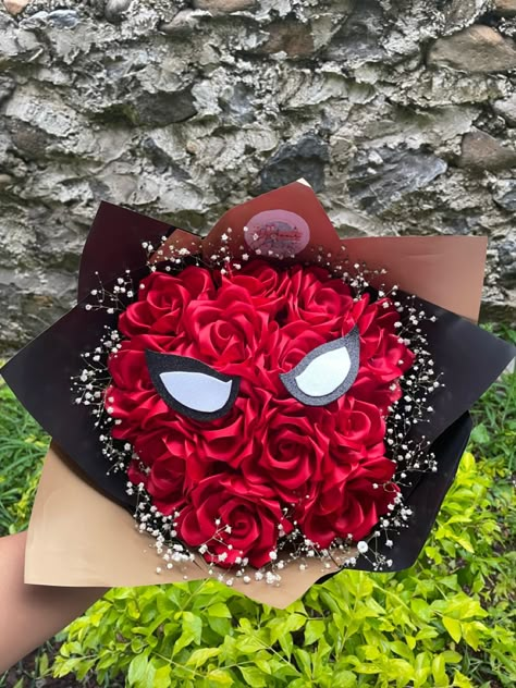 Ramo de 12 rosas eternas Spiderman 🕸️🕷️ Spider Man Eternal Roses, Spiderman Quinceanera, Spiderman Flowers, Roses Bouquet Gift, Man Bouquet, Creative Mother's Day Gifts, Ribbon Flowers Bouquet, Spiderman Gifts, Diy Ribbon Flowers