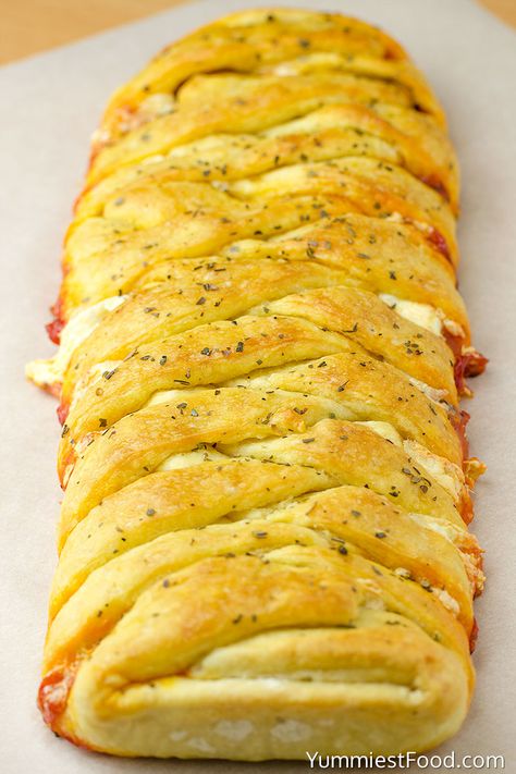 Easy Homemade Pizza Braid - Recipe from Yummiest Food Cookbook Pizza Loaf Recipe, Braided Pizza, Pizza Braid, Pizza Stromboli, Pizza Calzones, Crowd Recipes, Yummiest Food, Pizza Cups, Themed Snacks