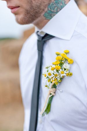 Daisy Boutonniere, Yellow Wedding Theme, Hipster Wedding, Button Holes Wedding, Yellow Wedding Flowers, Daisy Wedding, Outdoor Wedding Inspiration, Lapel Flower, Groom Groomsmen