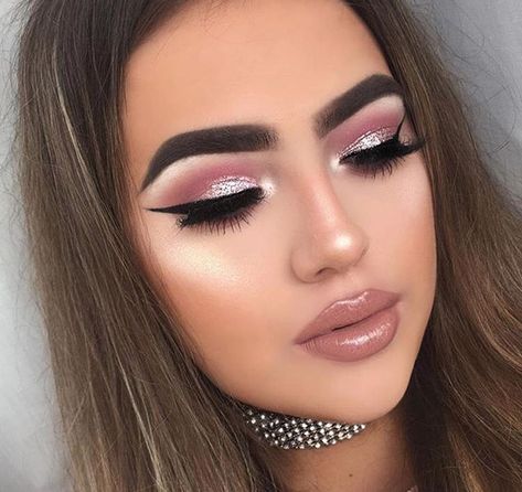 Pink &a glitter cut crease Beauty Make-up, Makeup Tricks, Full Face Makeup, Makeup On Fleek, Pink Makeup, Kiss Makeup, Makeup Goals, Makati, Flawless Makeup