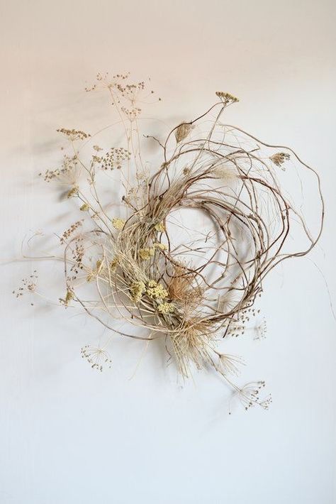 from : ashn earth : wreaths : ashn earth Minimalist Dried Flower Arrangement, Foraged Wreath Diy, Minimalist Fall Wreath, Ashn Earth, Bathroom Design Rustic, Kitchen Design Vintage, Foraged Wreath, Modern Wreaths, Dried Wreaths