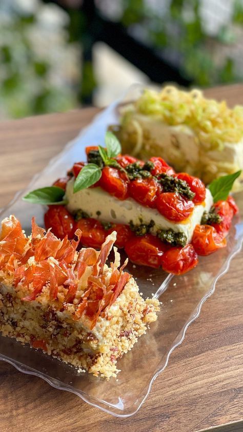 Baked Feta Recipe, Fresh Appetizers, Feta Recipes, Food Matters, Charcuterie Recipes, Party Food And Drinks, Moroccan Food, Food Presentation, Parma