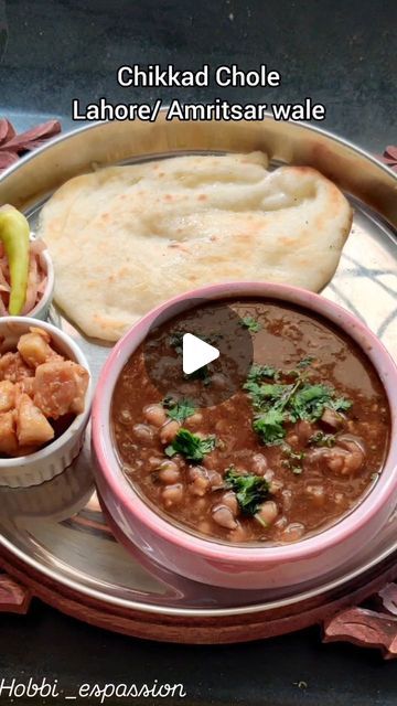 Preeti kalia on Instagram: "Chikkad chole, famous  #cholerecipe of #lahore and #amritsar . The #authenticrecipe which is served there with #amritsarikulcha and pijje kulche. These are full of aromatic flavours without onion ,garlic, tomato ,ghee or oil.Which means totally amazing for diet lovers.The reason for not adding oil to chole was to create a balance when served with makhan Wale amritsari kulcha. I tried my best to give you the authentic recipe ,like my mumma cooked as she was from Lahore Amritsar. . . Please Share & follow #hobbi_espassion Ingredients Step 1🌿🌿🌿🌿 Kabuli chole-700 gm Chana dal -1/2 cup Wash thrice ,soak in water for atleast 8 hours. Step 2 💐💟 Potli spices Black pepper -20 Black cardamom -4 crushed Cinnamon stick-2" piece Tea bags-2 Cloves-8 Dry amla-1 tbsp  Ste Kulcha Recipe Step By Step, Amritsari Chole Recipe, Kabuli Chana Recipes, Chole Kulche Recipe, Amritsari Kulcha, Kulcha Recipe, Chana Recipe, Kabuli Chana, Black Cardamom