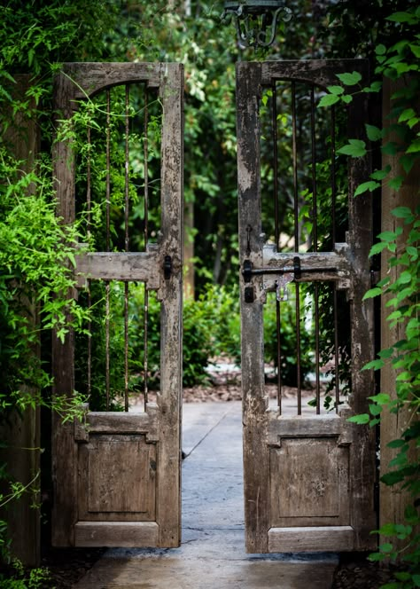 Garden Gates Antique Gates Ideas, Antique Garden Gate, Secret Garden Gate, Entrance Door Design Modern, Potting Area, Old Garden Gates, Secret Garden Door, Old Gates, Ideas For House