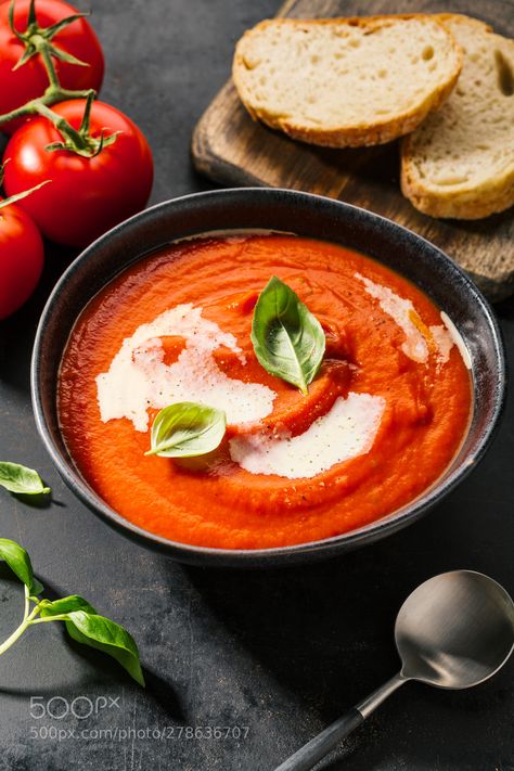 Tomato Soup Photography Styling, Soup Photography Ideas, Tomato Soup Food Photography, Close Up Food Photography, Tuscany Food, Dark Table, Tomato Puree, Pumpkin Soup Recipe, Creamy Tomato Soup