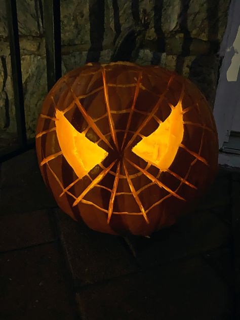 Pumkin Carving Ideas Spiderman, Spider Man Scarecrow, Pumpkin Carving Ideas For Flat Pumpkins, Carving Punkins Ideas, Big Pumpkin Carving Ideas Easy, Spider Man Carved Pumpkin, Pumkin Carving Large, Spiderman Carved Pumpkin, Spider Carving Pumpkin