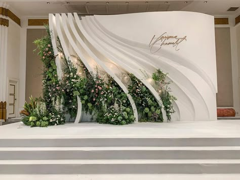 Folding Backdrop Wall, Floral Stage Design, Wedding Backdrop Ideas Reception, Floral Stage Decoration, Wall Wedding Decorations, Wedding Background Design, Unique Wedding Backdrop, Elegant Wedding Backdrop, Event Wall