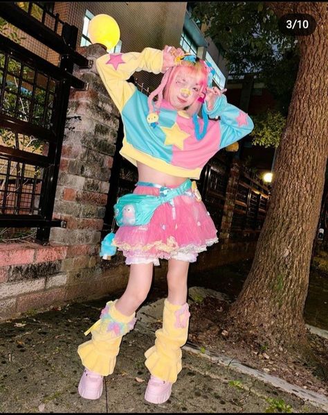 Decora Fashion Art, Hypercore Aesthetic Outfits, Kawaii Rainbow Outfit, Carnivalcore Aesthetic Outfit, Rainbow Style Outfit, Kawaii Clown Outfit, Rainbow Skirt Outfit, Decora Fashion Outfits Rainbow, Di Bright Outfit