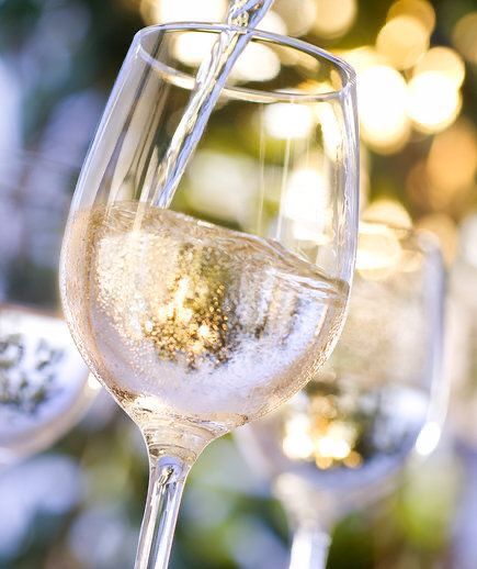 White Wine Photography, White Wine Aesthetic, Elderflower Wine, Best Sparkling Wine, Wine White, White Wines, Serving Wine, Store Shelves, Natural Wine