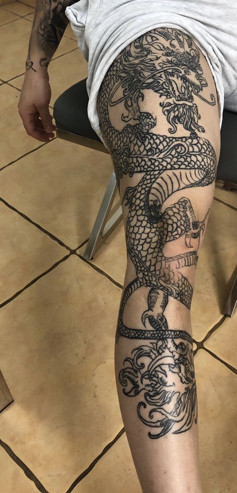 Dragon Tattoo Leg, Rabe Tattoo, Herren Hand Tattoos, Japanese Leg Tattoo, Dragon Tattoo Ideas, Dragon Tattoos For Men, Full Leg Tattoos, Chinese Dragon Tattoos, Tattoo Inspiration Men