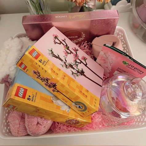 Aesthetic Best Friend Gifts, Pink And Green Gift Basket Ideas, Burr Basket Ideas Under 20$ For Him, Pink Burr Basket Ideas Cheap, Birthday Burr Basket, Pink Gift Aesthetic, Kpop Gift Basket, Christmas Gift Basket For Best Friend, Lego Gift Basket