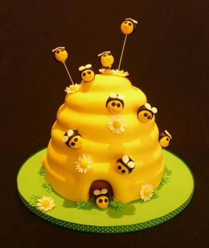 Hive Cake, Bee Hive Cake, Beehive Cake, Bumble Bee Cake, Torte Creative, Cake For Boyfriend, Chicken Cake, Fondant Cake Designs, Bee Cakes