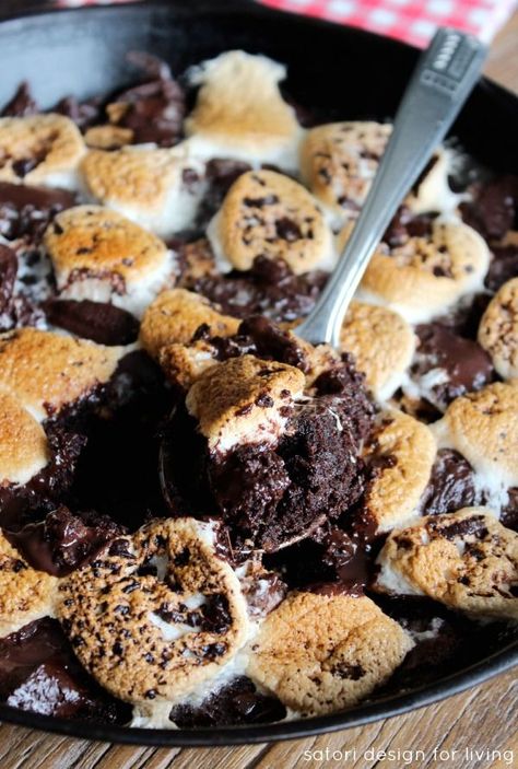 Bake these decadent ooey-gooey skillet s'more brownies in the oven or on the grill. A fun and delicious camping dessert recipe for kids of all ages! Fun Camping Desserts - Camping Dessert Recipes - Skillet Desserts Camping Dessert Recipes, Smores Brownies, Campfire Desserts, Dessert Recipes For Kids, Camping Desserts, Easy Camping Meals, Make Ahead Desserts, S'mores, Camp Cooking