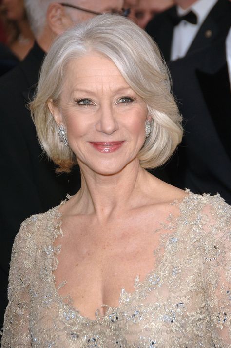 Helen Mirren Hair, Helen Mirren Style, Dunner Wordend Haar, Golden Blonde Hair, Oval Face Hairstyles, Blonde Curls, Helen Mirren, Platinum Blonde Hair, Hairstyles Over 50