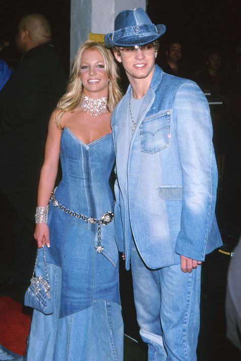 Britney Spears and Justin Timberlake- HarpersBAZAAR.com Justin Timberlake Jessica Biel, Fashion Guys, Jeans Trend, Geri Halliwell, Britney Jean, Jeans Overall, Diy Vetement, Lizzie Mcguire, Blazer Jeans