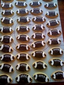 football cookies Football Sugar Cookies, Bowl Desserts, Super Bowl Cookies, Football Treats, Superbowl Desserts, Football Cookies, Football Snacks, Super Bowl Football, Super Party