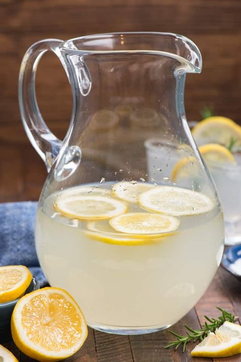 Lemonade Margaritas are the perfect party punch for summer! Easy Lemonade, Hippie Juice, Easy Margarita Recipe, Blender Drinks, Drink Making, Best Mixed Drinks, Summer Vodka Cocktails, Happy Hour Food, Mommy Juice