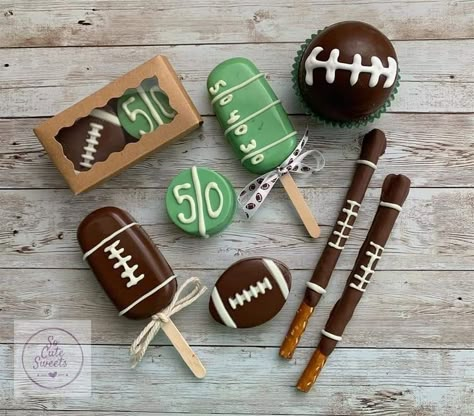 Football Chocolate Strawberries, Football Dipped Strawberries, Football Cakesicles Ideas, Sports Chocolate Covered Strawberries, Football Chocolate Covered Oreos, Sports Cake Pops, Fall Cakecicles, Football Themed Treats, Cakecicles Halloween