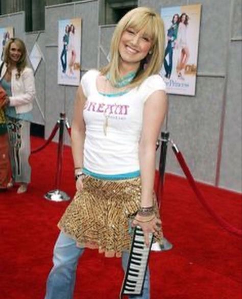 Disney Channel Halloween, Early 2000s Fashion Outfits, Y2k Fashion Early 2000s Outfit, Musical Dress, 2000s Looks, Y2k Fashion Early 2000s, Channel Outfits, 2000s Outfit, Decades Of Fashion