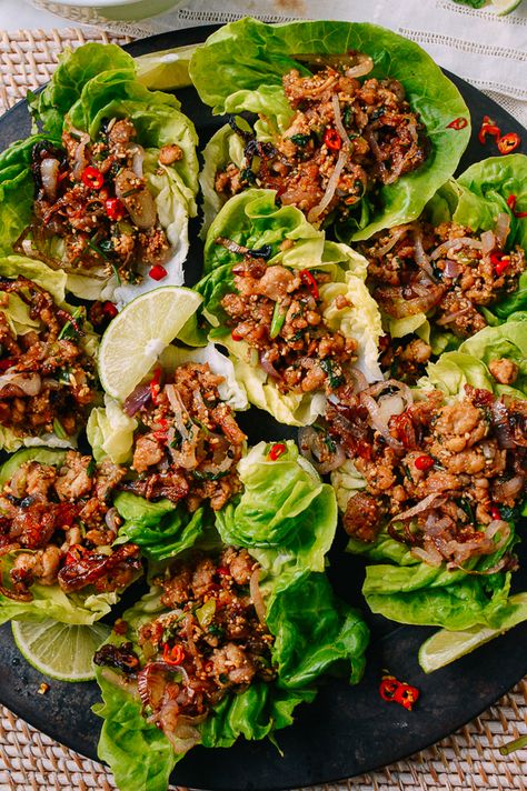 This chicken larb is packed with bright, delicious flavors and contrasting textures. Serve them in lettuce cups for a low carb option or with sticky rice! Source: thewoksoflife.com Sugar Showpiece, Pork Larb, Larb Gai, Chicken Larb, Larb Recipe, Regional Recipes, Sunday Food, Fresh Eating, Wok Of Life