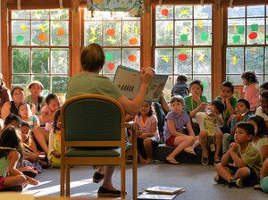 In Virginia this summer, Arlington Public Schools transported students in poor neighborhoods to community libraries for group readings. Studies say children from low-income families may hear roughly 30 million fewer words by age 3 than their more affluent peers. Rich And Poor, Community Library, Kindergarten Readiness, Social Action, Summer Reading Program, Quality Education, School Librarian, Teacher School, Social Status