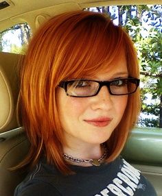 Red bob with stragglers - very casual - love the black glasses Tips For Thick Hair, Hair And Glasses, Chic Short Hair, Short Hair Color, Haircut And Color, Hair Color Trends, 50 Shades, Hair Today, Great Hair