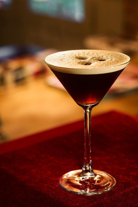 Maple Espresso Martini - Fuller's Sugarhouse Christmas Martini Recipes, Chocolate Martini Recipe, Pomegranate Martini, Christmas Martini, Espresso Martini Recipe, Italian Dinner Party, Maple Pumpkin, Chocolate Martini, Cocktail Kits