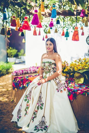 Photo from Aashna & Uneesh Wedding Sangeet Favors, Mehendi Ideas, Vestido Charro, Sangeet Decor, Strapless Dress Hairstyles, Mehendi Outfit, Indian Theme, Wedding Decor Photos, Mehendi Outfits